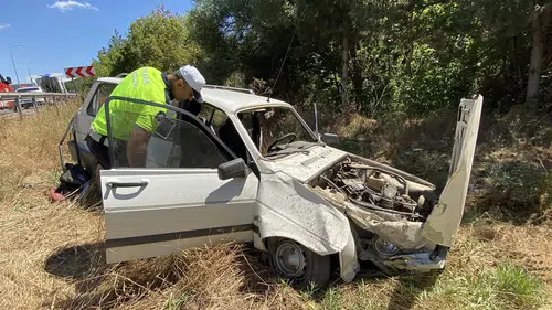 Otomobil Bariyerlere Çarptı: 2 Yaralı