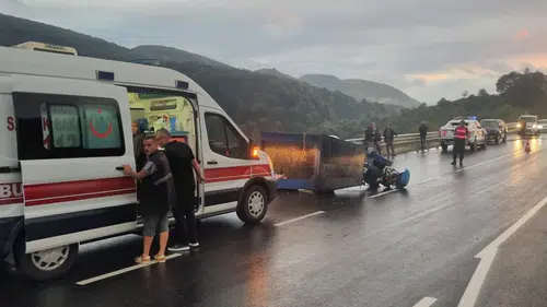 Düzce'de devrilen tarım aracındaki 4 kişi yaralandı