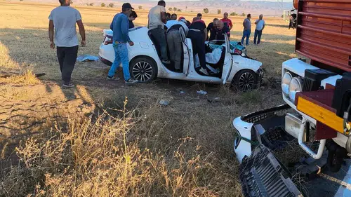 Kamyonla Çarpışan Otomobilin Sürücüsü Yaralandı