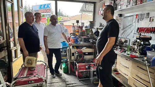 Caddede Esnafla Buluştular