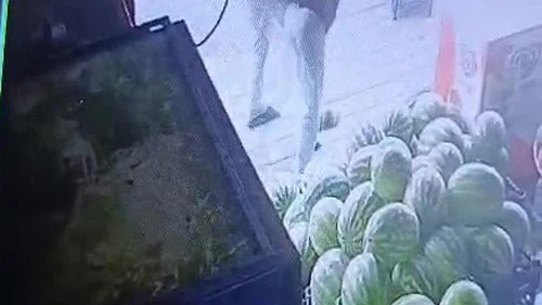 Sipariş verdiği marulu beğenmeyen müşteri, market çalışanı çocuğu darp etti