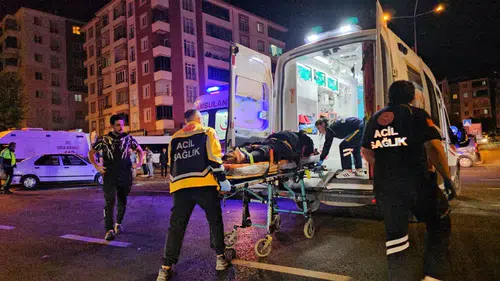 Motosikletle Otomobil Çarpıştı: 4 Yaralı