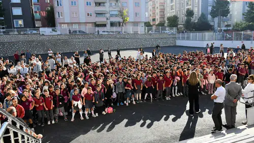 Yenilenen Okul Bahçesinde Öğrencilerle Buluştular