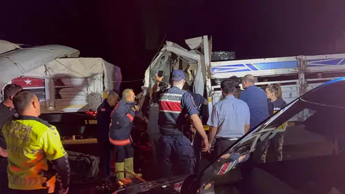 Kamyon TIR’a Çarptı, Sürücü Araçta Sıkıştı
