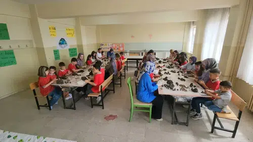 Öğrenciler, yanan ormanlık alanların yeniden yeşermesi için 5 bin tohum topu hazırladı
