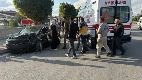 Hafif Ticari Araç ile Otomobil Çarpıştı