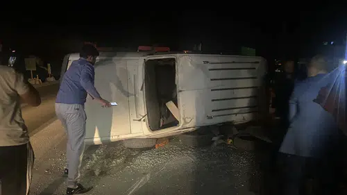 Devrilen Otomobildeki 2 Kişi Yaralandı