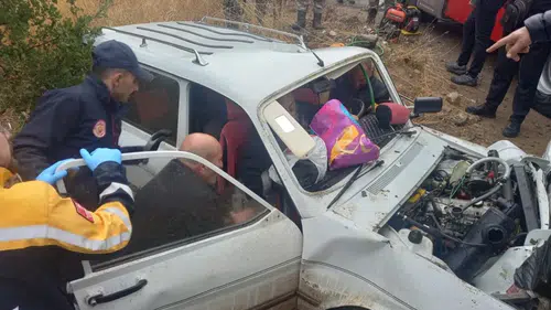 Yoldan Çıkan Araç Kaza Yaptı: 2 Yaralı