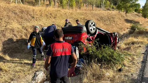Devrilen Otomobildeki 2 Kişi Yaralandı