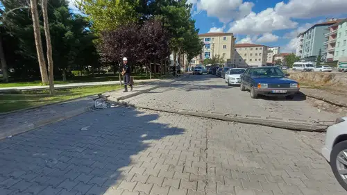Sungurlu'da Elektrik Direkleri Devrildi