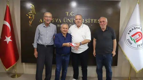 Amasya'da 65 yaşındaki üniversite öğrencisine kimlik belgesi törenle verildi