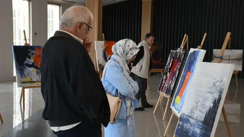 Sergisini Gazze'ye ithaf eden ressamdan Küresel Sumud Filosu'na mavi kurdeleli destek