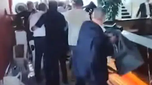 Vekil Sandalye Fırlattı, Siyaset Alev Aldı