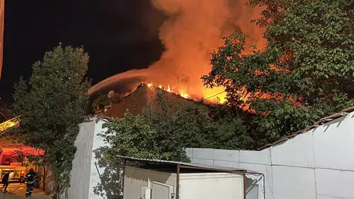 3 Katlı Bina Alev Alev Yandı