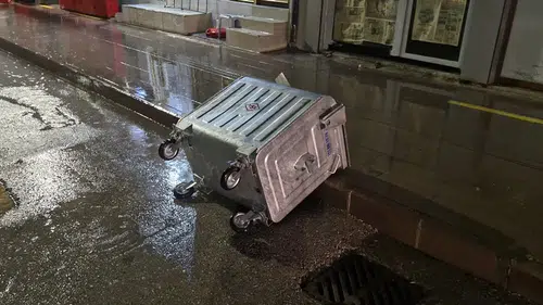 Fırtına Çatıları Söktü, Yolları Kapattı