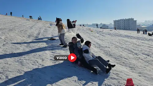 Çocuklar Tepsi ve Plastik Bidonlarla Kayarak Eğlendi