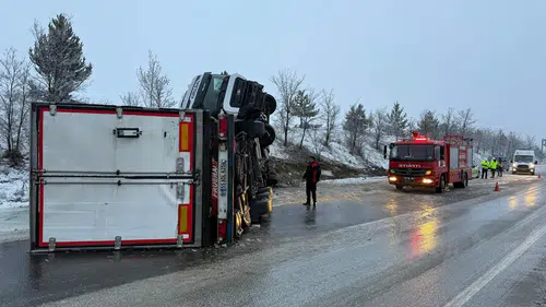 Buzlanan Yolda Kayan Tır Devrildi
