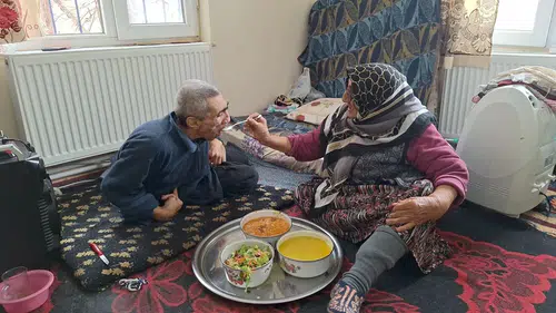 Engelli Oğluna 61 Yıldır Bebek Gibi Bakıyor
