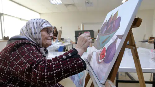 81’lik Teyze, Azmiyle Gençlere Taş Çıkarıyor