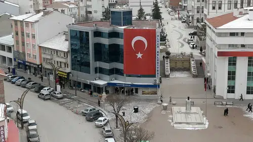 Alaca Belediyesi Dev Türk Bayrağı Astı