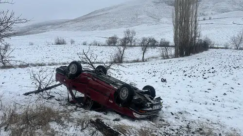 Kontrolden Çıkan Otomobil Devrildi