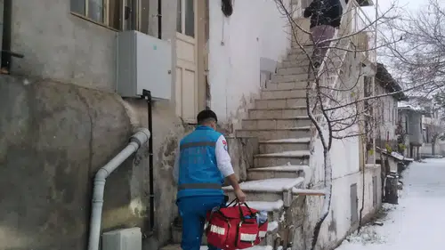 Ekipler Kışın En Sert Günlerinde Bile Kapı Kapı Şifa Dağıtıyor