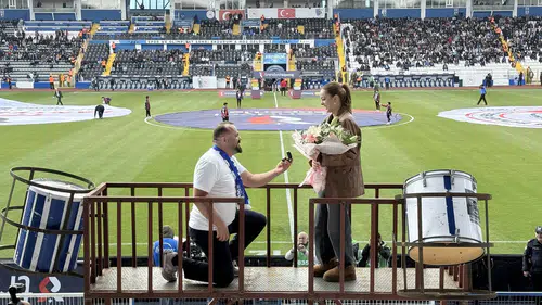 Rakip Tribünde Tatlı Telaş Var!