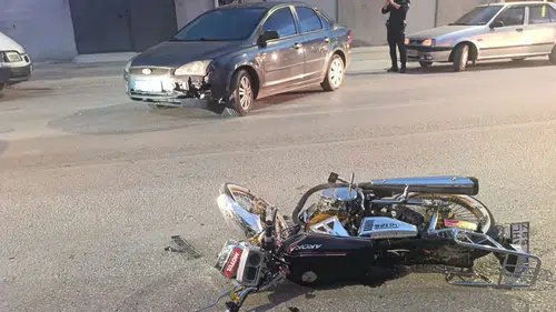 Otomobil ile Motosiklet Çarpıştı