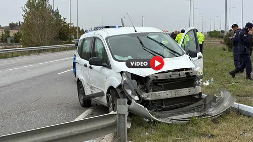 Hafif Ticari Araç ile Otomobil Çarpıştı