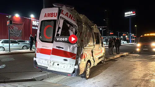 Ambulans ile Otomobil Çarpıştı
