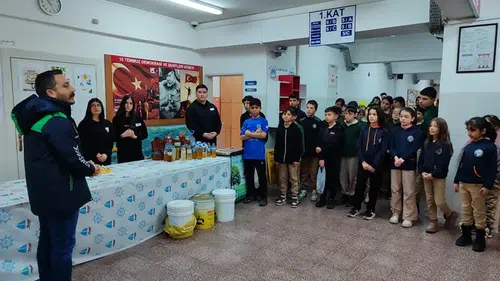 Gençler Atık Toplayarak Çevreyi Koruyor