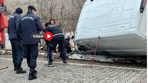 Araçta Sıkışan Sürücüyü İtfaiye Böyle Kurtardı