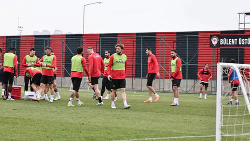 Kırmızı-Siyahlılarda İzin Uzadı