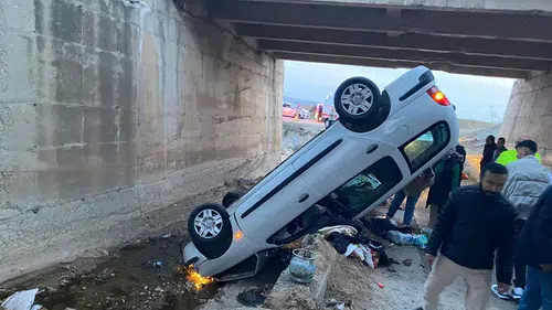 Otomobil Köprü Boşluğuna Devrildi