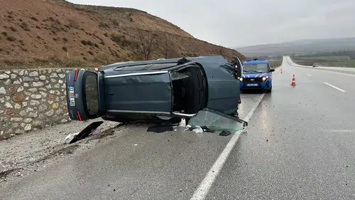 Devrilen Otomobildeki 5 Kişi Yaralandı