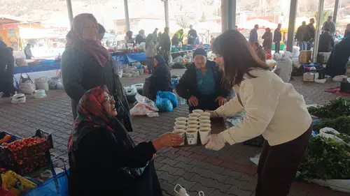 Pazarcılara ve Vatandaşa İç Isıtan İkramlar