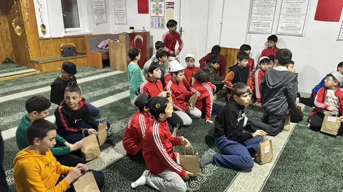 Teravih Çıkışı Minikleri Bekleyen Tatlı Sürpriz