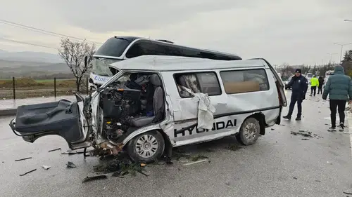 Yolcu Otobüsü ile Kamyonet Çarpıştı, Ölü ve Yaralılar Var