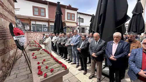 Eğitim Şehitleri İçin Akşemseddin Avlusunda Omuz Omuza Saf Tutuldu