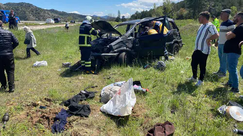 Otomobil Kontrolden Çıktı, Yaralılar Var