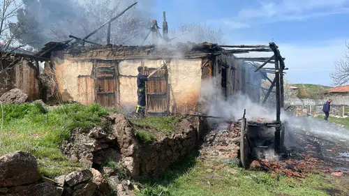 Metruk Evde Alevler Bir Anda Yükseldi