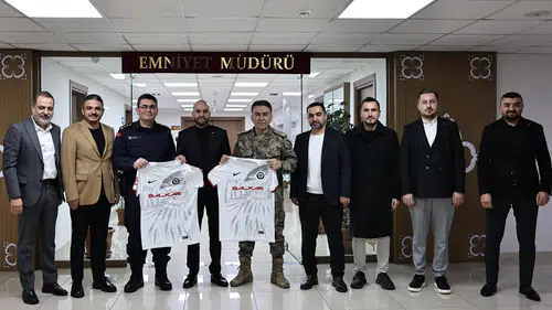 Kırmızı-Siyahlılardan İki Ziyaret