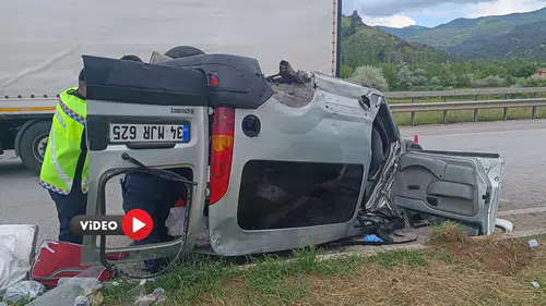 Otomobil Refüje Çarparak Devrildi