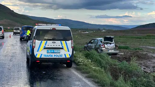 Kaygan Yolda Kontrolden Çıkan Otomobil Takla Attı