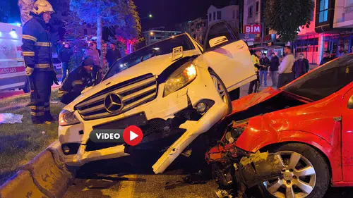 İki Otomobil Cadde Ortasında Çarpıştı