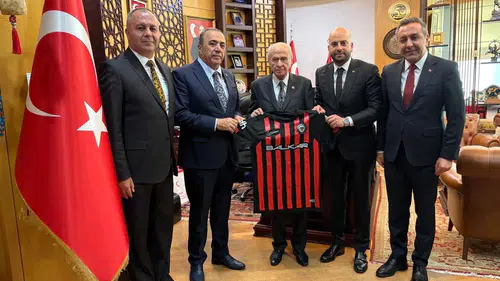 MHP Lideri Bahçeli’ye Çorum FK Forması Hediye Edildi
