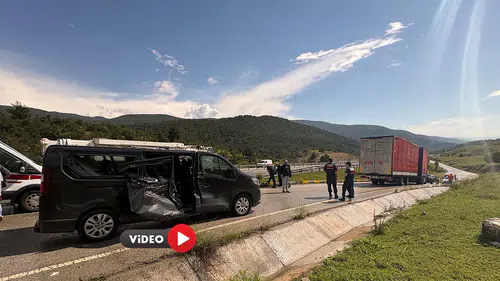 Kamyonun Çarptığı Minibüsteki 5 Kişi Yaralandı