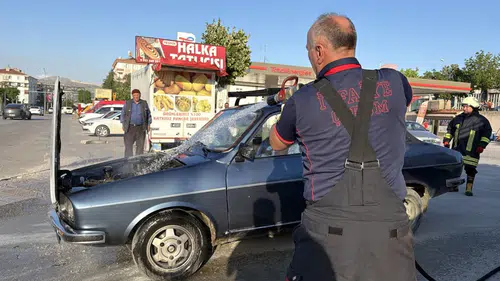 Otomobilde Çıkan Yangını Vatandaşlar Söndürdü