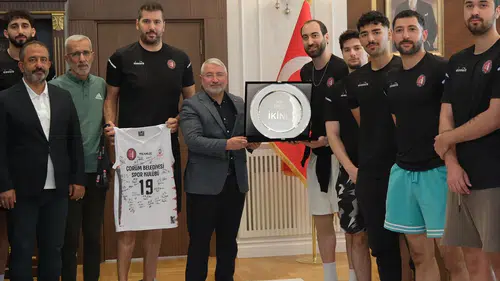 Şampiyon Basketçilerden Belediyeye Ziyaret