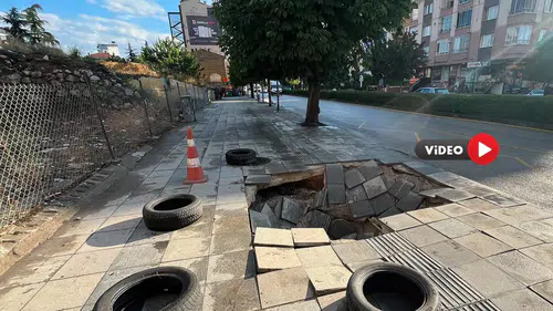 Yağmur Sonrası Kaldırım Çöktü